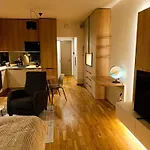 Metropolis Apartment, Free Parking, Center, Self Check-in Lejlighed